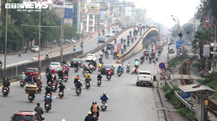 Cách ly xã hội vì COVID-19, đường phố Hà Nội vẫn đông nghẹt giờ cao điểm - 2