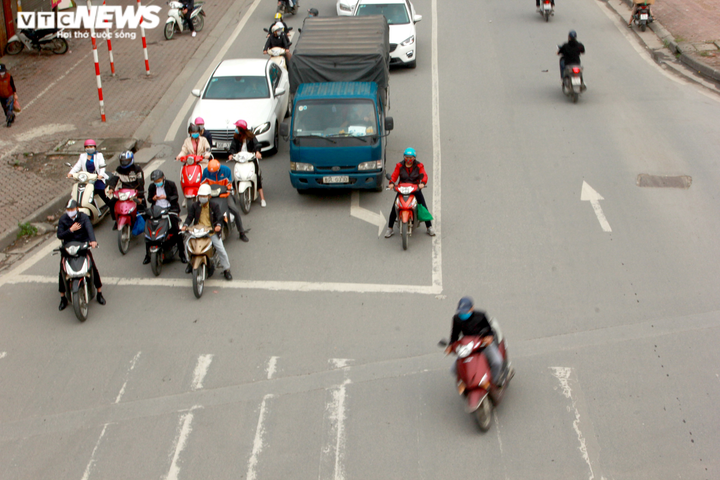 Phố phường thông thoáng, dân vẫn lái xe bát nháo, bất tuân luật giao thông - 7