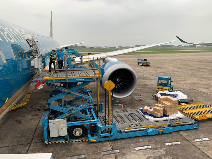Phía sau những chuyến bay chở hàng trên khoang khách của Vietnam Airlines - 1
