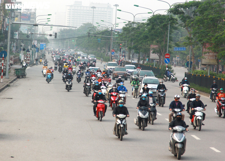 Cách ly xã hội vì COVID-19, đường phố Hà Nội vẫn đông nghẹt giờ cao điểm - 1