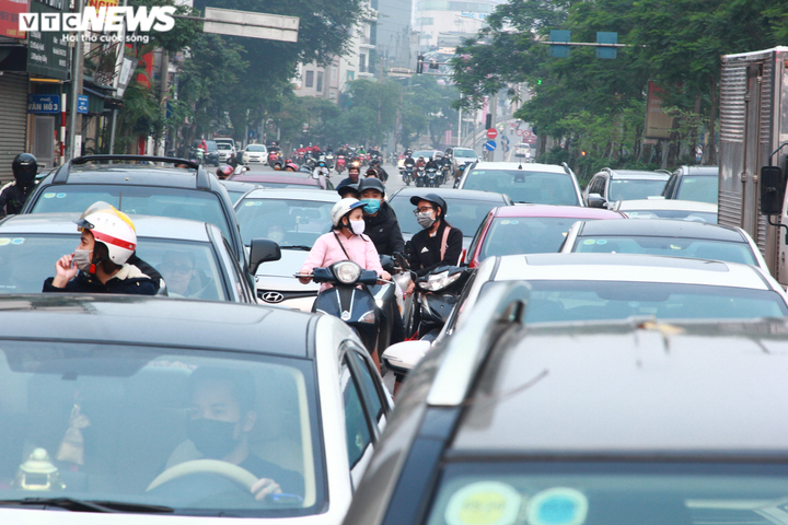 Cách ly xã hội vì COVID-19, đường phố Hà Nội vẫn đông nghẹt giờ cao điểm - 10