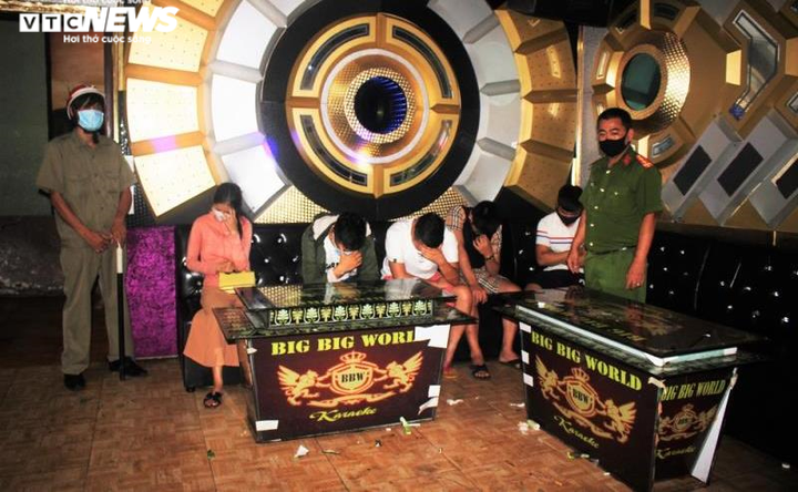 Tước giấy phép hoạt động quán karaoke chứa chục thanh niên phê ma túy - 1