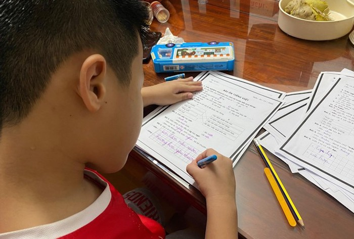 Lớp 1 học trực tuyến mùa dịch, phụ huynh than trời vì không hiệu quả - 1