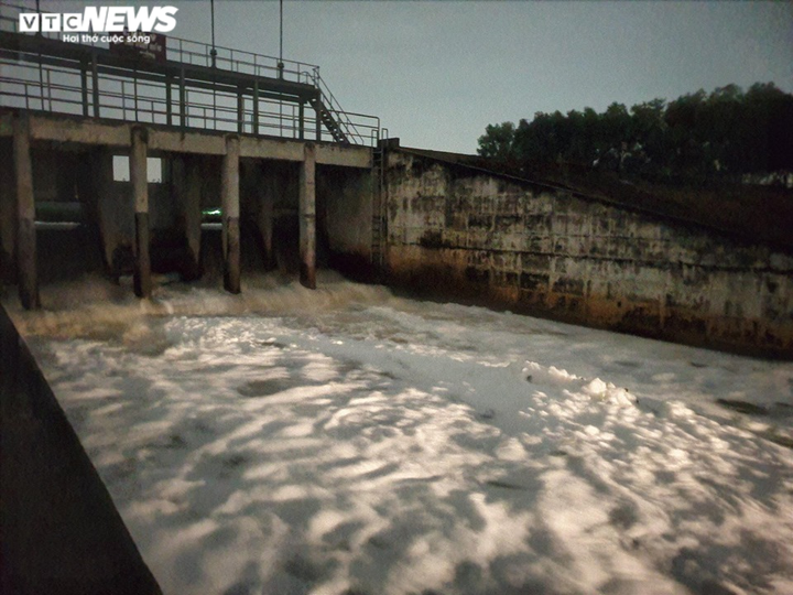 Bọt trắng xoá phủ kín một đoạn kênh ở Bình Dương - 1