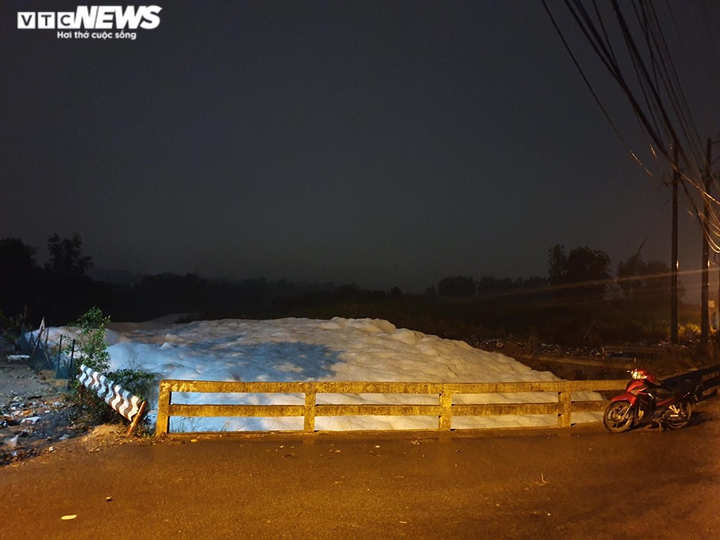 Bọt trắng xoá phủ kín một đoạn kênh ở Bình Dương - 3