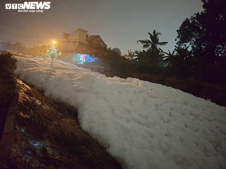 Bọt trắng xoá phủ kín một đoạn kênh ở Bình Dương - 7