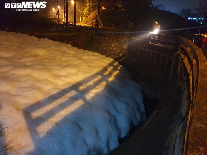 Bọt trắng xoá phủ kín một đoạn kênh ở Bình Dương - 8