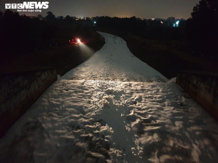 Bọt trắng xoá phủ kín một đoạn kênh ở Bình Dương - 2