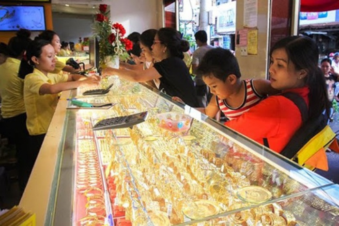 Nhà đầu tư chốt lời, giá vàng giảm nhẹ - 1