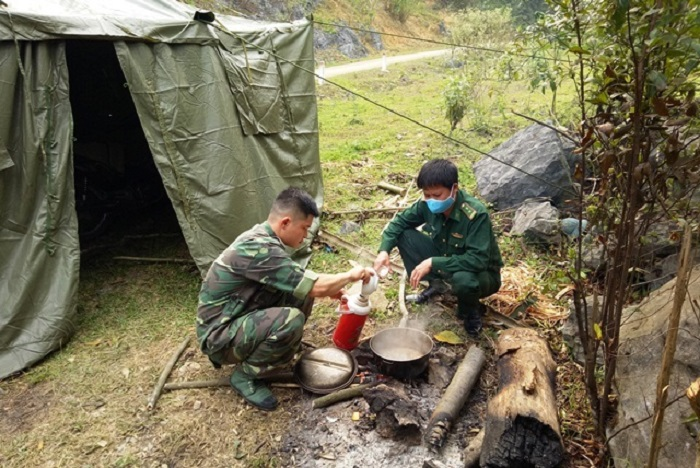 Lính biên phòng ăn rau rừng bám chốt kiểm soát COVID-19 nơi biên giới Việt - Lào - 5