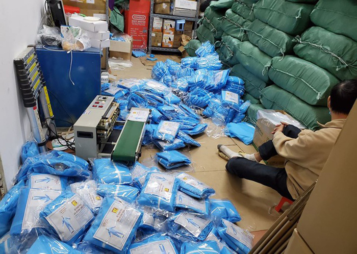 Hơn 6.000 bộ đồ bảo hộ y tế nghi là hàng giả tại Hà Nội - 2