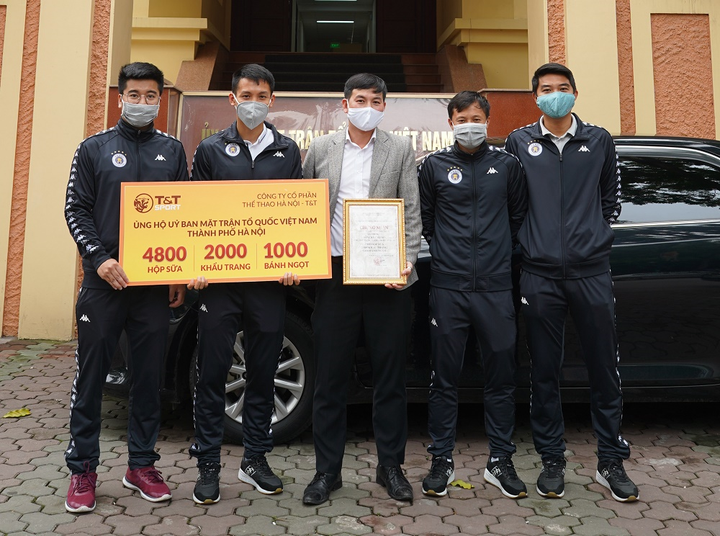 Hùng Dũng và đồng đội trích lương tặng quà y bác sĩ chống dịch COVID-19 - 1