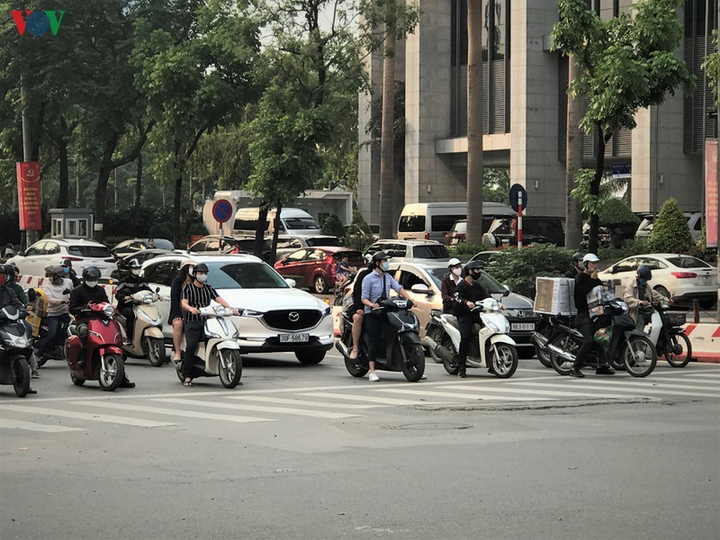 Sau hơn 1 tuần cách ly, đường sá Hà Nội lại đông đúc - 4