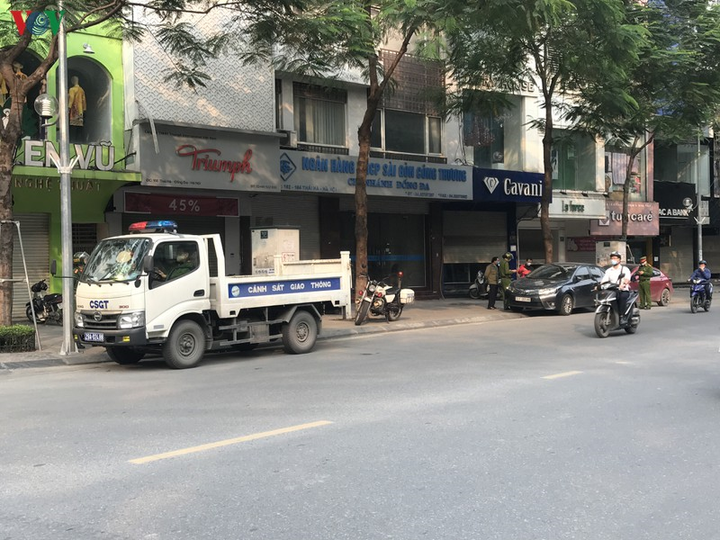 Sau hơn 1 tuần cách ly, đường sá Hà Nội lại đông đúc - 13