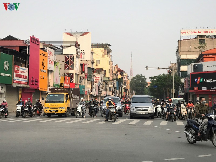 Sau hơn 1 tuần cách ly, đường sá Hà Nội lại đông đúc - 7