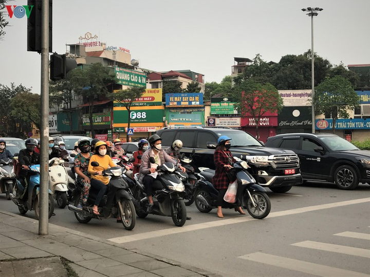 Sau hơn 1 tuần cách ly, đường sá Hà Nội lại đông đúc - 2