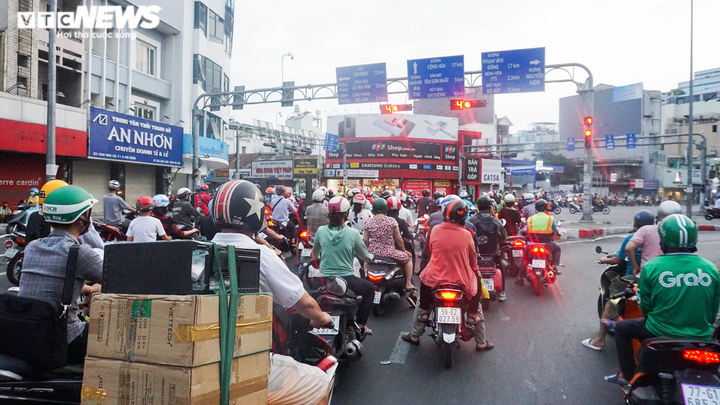Đường phố TP.HCM vẫn đông đúc sau khi thành phố ra văn bản khẩn - 6
