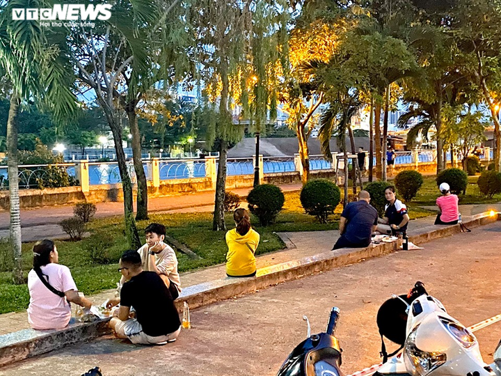 Đường phố TP.HCM vẫn đông đúc sau khi thành phố ra văn bản khẩn - 11