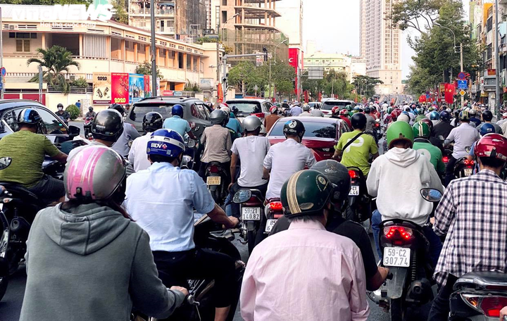 Người dân lơ là thực hiện lệnh cách ly toàn xã hội: UBND TP.HCM ra công văn khẩn - 1