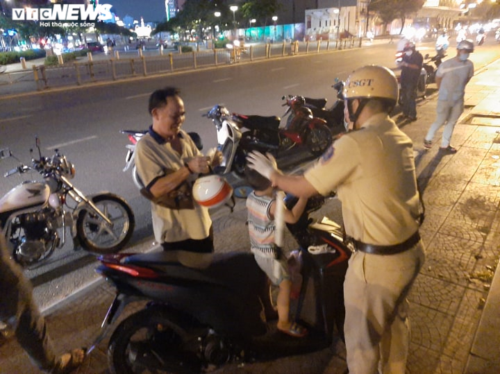 Không đeo khẩu trang, một cán bộ ở Đồng Nai bị tạm đình chỉ công tác - 1