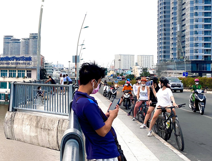 Đường phố TP.HCM vẫn đông đúc sau khi thành phố ra văn bản khẩn - 9