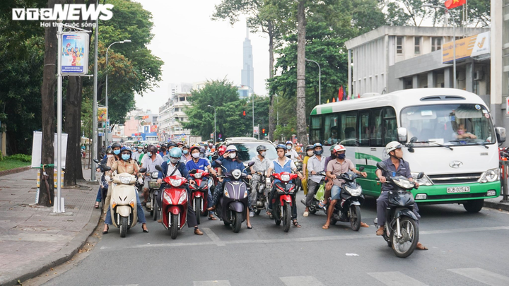 Đường phố TP.HCM vẫn đông đúc sau khi thành phố ra văn bản khẩn - 4