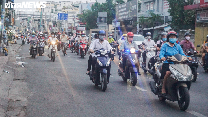 Đường phố TP.HCM vẫn đông đúc sau khi thành phố ra văn bản khẩn - 7