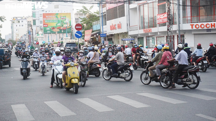 Đường phố TP.HCM vẫn đông đúc sau khi thành phố ra văn bản khẩn - 2