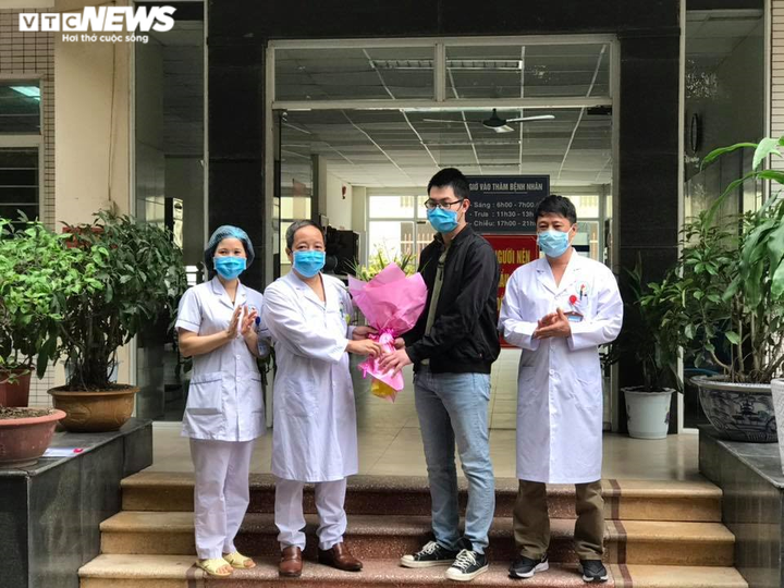 Thêm 16 bệnh nhân mắc COVID-19 được công bố khỏi bệnh - 2