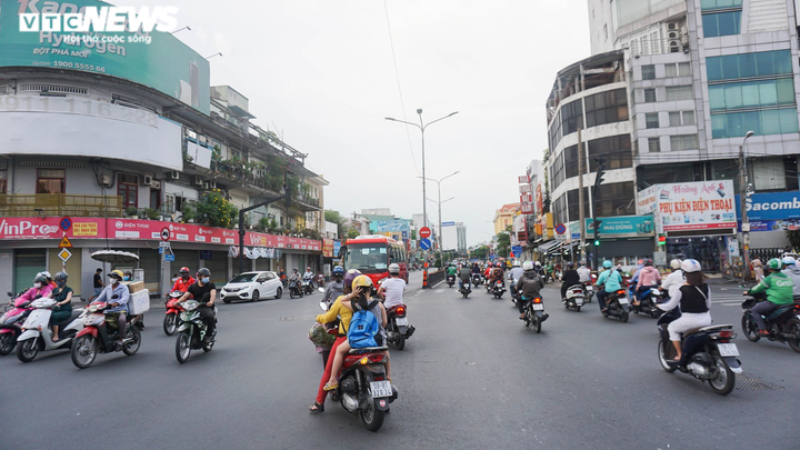 Đường phố TP.HCM vẫn đông đúc sau khi thành phố ra văn bản khẩn - 3