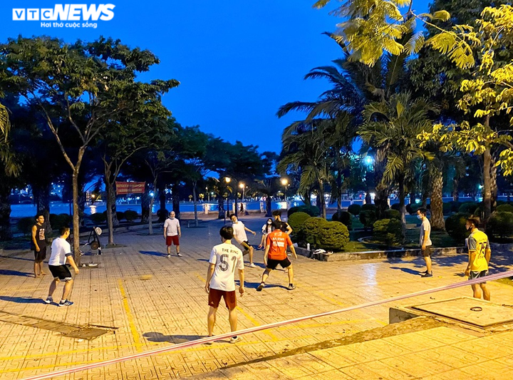 Đường phố TP.HCM vẫn đông đúc sau khi thành phố ra văn bản khẩn - 10