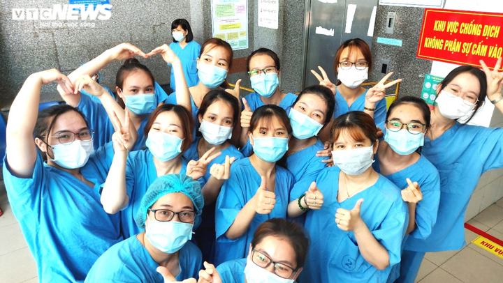 Bác sĩ điều trị COVID-19 Đà Nẵng: Gian nan nhất là chữa cho bệnh nhân nước ngoài - 9