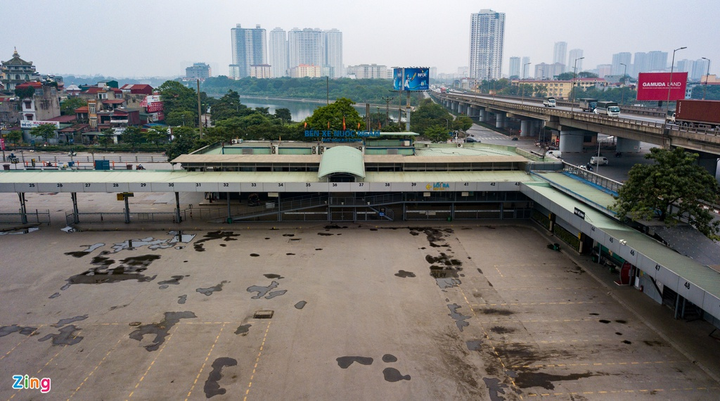 Các bến xe ở Thủ đô vắng lặng chưa từng thấy sau 10 ngày cách ly toàn xã hội - 5