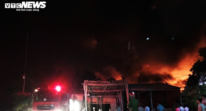 Ảnh: Hàng trăm người tụ tập xem đám cháy bất chấp lệnh cách ly xã hội - 6