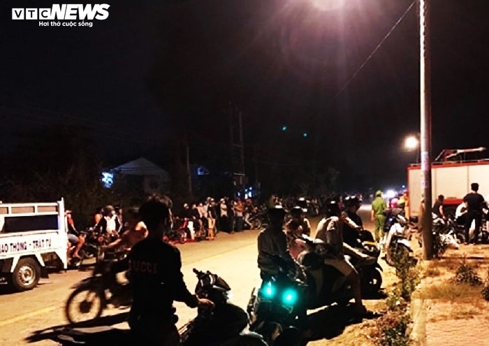 Ảnh: Hàng trăm người tụ tập xem đám cháy bất chấp lệnh cách ly xã hội - 8