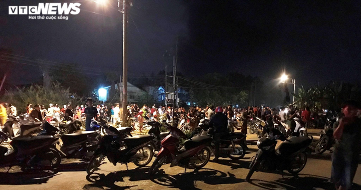 Ảnh: Hàng trăm người tụ tập xem đám cháy bất chấp lệnh cách ly xã hội - 4