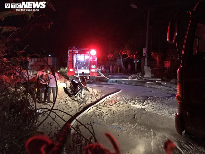 Ảnh: Hàng trăm người tụ tập xem đám cháy bất chấp lệnh cách ly xã hội - 2