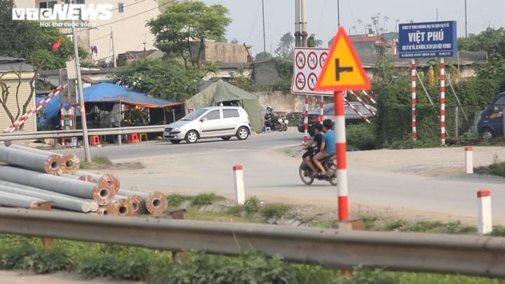 Chốt kiểm soát COVID-19 có cũng như không, cán bộ 'ngồi chơi xơi nước' cả buổi - 7