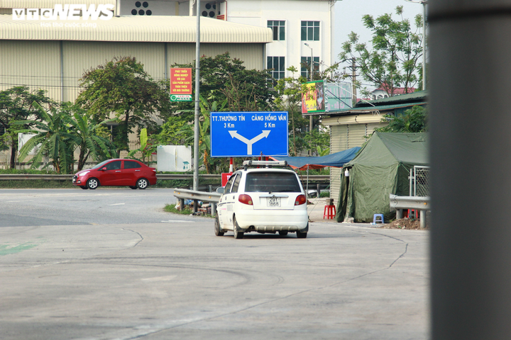 Chốt kiểm soát COVID-19 có cũng như không, cán bộ 'ngồi chơi xơi nước' cả buổi - 6