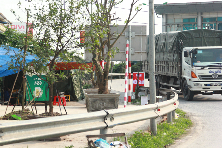 Chốt kiểm soát COVID-19 có cũng như không, cán bộ 'ngồi chơi xơi nước' cả buổi - 3