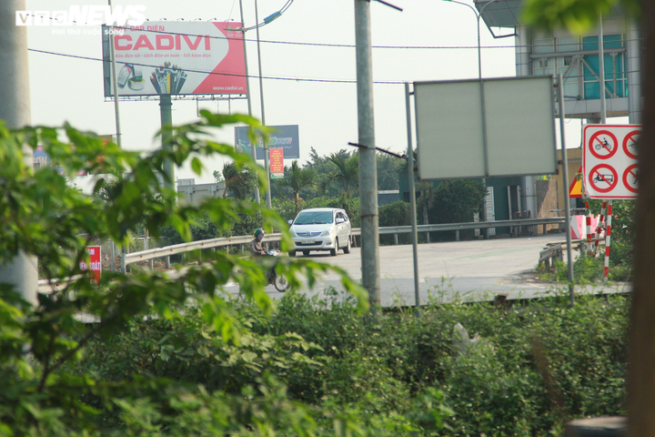 Chốt kiểm soát COVID-19 có cũng như không, cán bộ 'ngồi chơi xơi nước' cả buổi - 5