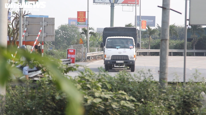 Chốt kiểm soát COVID-19 có cũng như không, cán bộ 'ngồi chơi xơi nước' cả buổi - 4