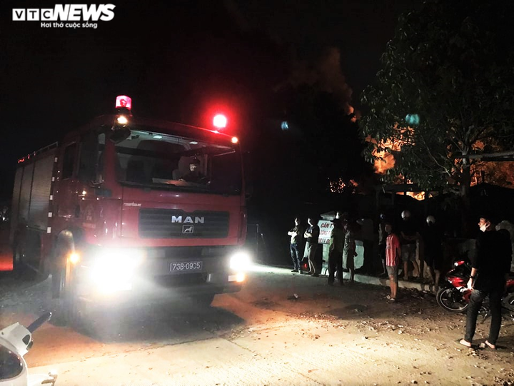 Ảnh: Hàng trăm người tụ tập xem đám cháy bất chấp lệnh cách ly xã hội - 7