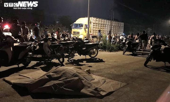 Ảnh: Hàng trăm người tụ tập xem đám cháy bất chấp lệnh cách ly xã hội - 3