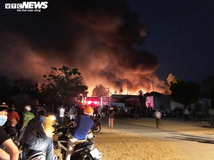 Ảnh: Hàng trăm người tụ tập xem đám cháy bất chấp lệnh cách ly xã hội - 5