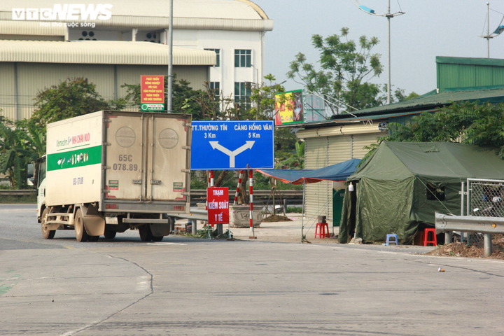 Chốt kiểm soát COVID-19 có cũng như không, cán bộ 'ngồi chơi xơi nước' cả buổi - 2