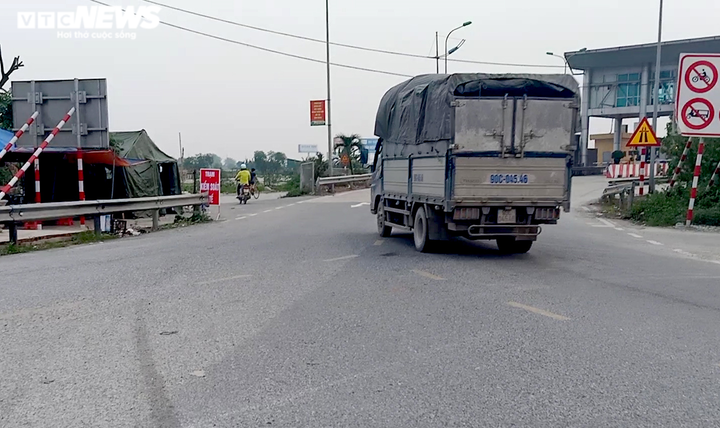 Chốt kiểm soát COVID-19 có cũng như không, cán bộ 'ngồi chơi xơi nước' cả buổi - 1