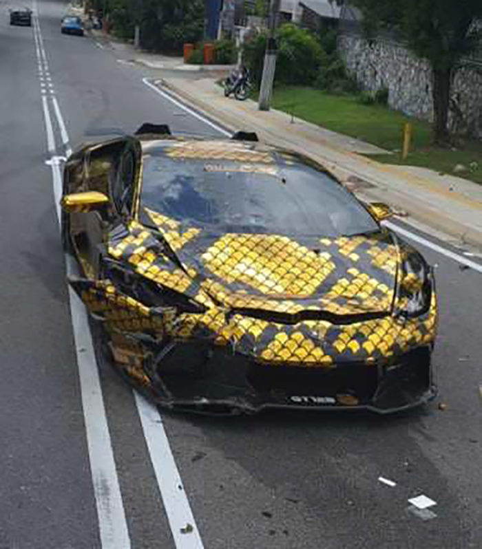 Đâm nát ô tô khác, tài xế đền xe đắt tiền hơn - 2