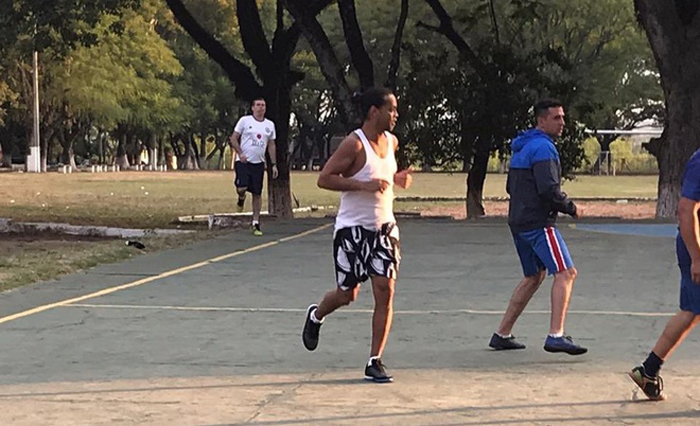 Bạn tù khóc trong tiệc chia tay Ronaldinho - 1