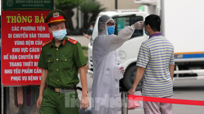 Ảnh: Bệnh viện Bạch Mai trước giờ gỡ bỏ lệnh cách ly - 9